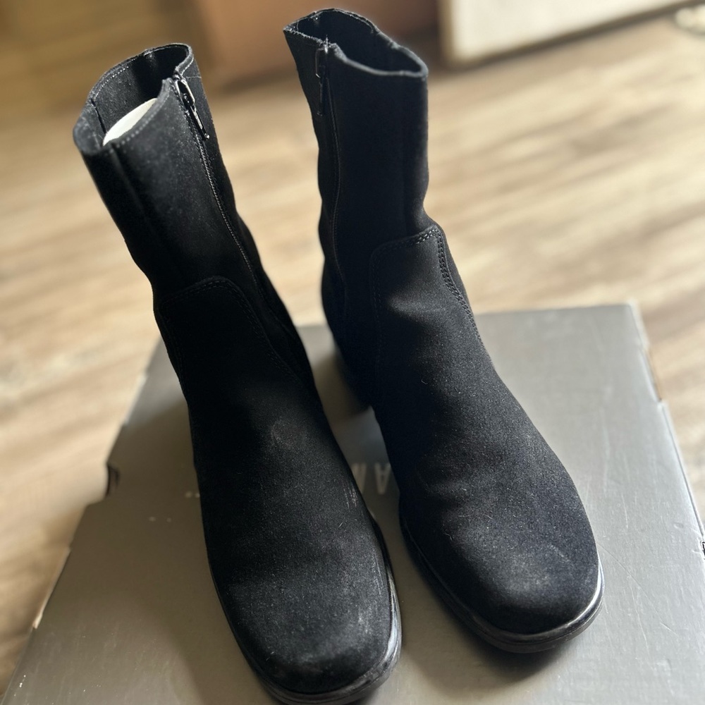 La Canadienne Suede Boots  8.5M